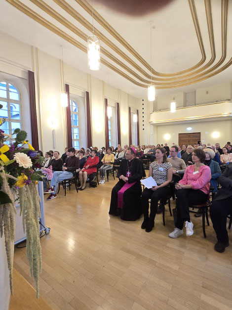 Vertreter von 13 Gruppen waren ins Bistumshaus St. Otto gekommen, wo sie von Erzbischof Herwig Gössl für ihre langjähriges ehrenamtliches Engagement ausgezeichnet wurden. Foto: Andreas Kuschbert