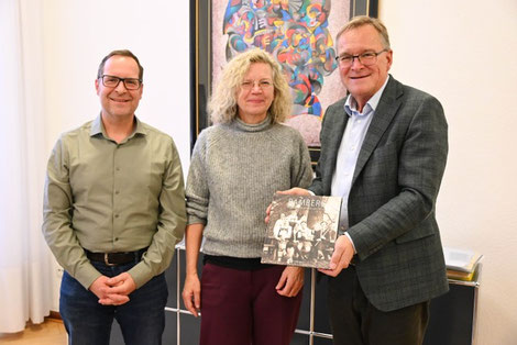 Autor Christian Fiedler und die Geschäftsführerin des Heinrichs-Verlags, Birgit Erhardt, übergaben vor Weihnachten ein Exemplar des Bamberger Bierbuchs an Oberbürgermeister Andreas Starke. Foto: Stadt Bamberg / Sebastian Martin