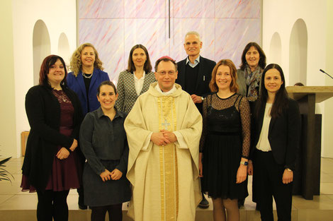 Der ernannte Erzbischof Herwig Gössl sowie Mitarbeiter der Hauptabteilung Schule und Seminarlehrerin Katharina Koch (hinten 2. von links) freuten sich mit den vier Referendarinnen über die Missio Canonica. Foto: Christiane Dillig