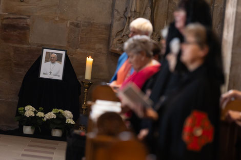Im Bamberger Dom ist ein Requiem für den am Ostermontag verstorbenen Papst Franziskus gefeiert worden. Ein Bild erinnerte an den ersten Papst aus Lateinamerika, der zwölf Jahre die Kirche geleitet hatte. Foto: Schreiner