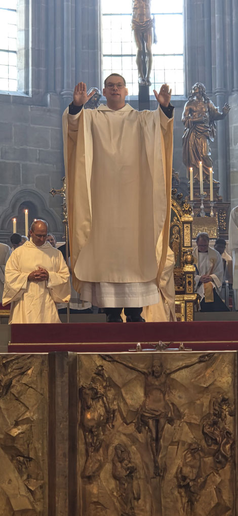 Ein besonderer Moment am Ende des Weihegottesdienstes: Neupriester Daniel Hartmann spendete den Gläubigen den Primizsegen. Foto: Andreas Kuschbert