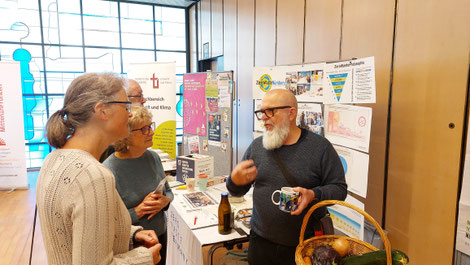 Beim Markt der Möglichkeiten präsentierten sich ökologisch engagierte Initiativen. Foto: Bernd Buchner