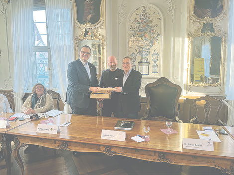 Geras OB Kurt Dannenberg (links) übergibt den Staffelstab für die bundesweite Eröffnung des Tags des offenen Denkmals an seinen Bamberger Amtskollegen Andreas Starke (rechts). Mitte: Dr. Simon Geisler von der Deutschen Stiftung Denkmalschutz