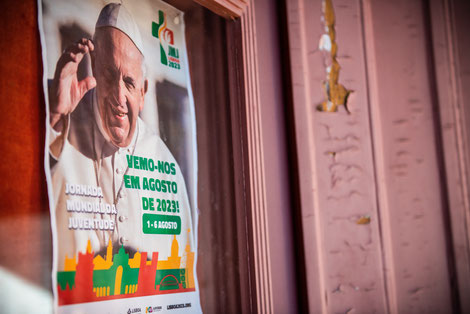 Plakate werben für den Weltjugendtag in Lissabon: „Vemo-Nos Em Agosto“ – Wir sehen uns im August. Foto: Michael Althaus / KNA-Bild