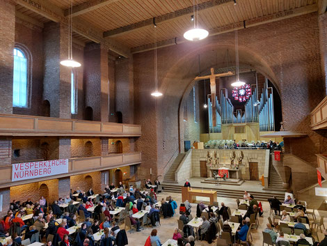 Gedeckte Tische statt Kirchenbänke: Die Nürnberger Vesperkirche wurde mit einem feierlichen Gottesdienst eröffnet.       Foto: Bernd Buchner 