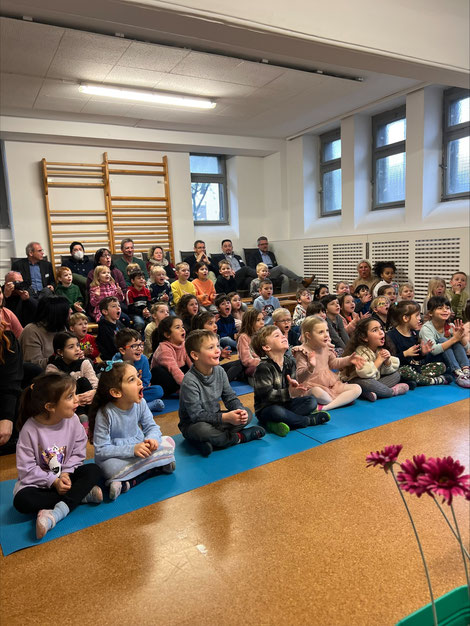 Rund 50 Kinder fieberten mit bei der Premiere des Theaterstücks in der Solinger Kita Don Bosco.Foto: Diözesancaritasverband Köln / Anna Woznicki