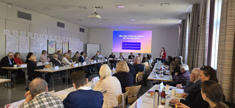 Dass ein Rückblick auf vier Jahre Gremiumsarbeit nicht unbedingt langweilig sein muss, zeigte sich beim von Geschäftsführerin Juliana Sitzmann moderierten Quiz „Wer weiß das (noch)?“. Foto: Andreas Kuschbert