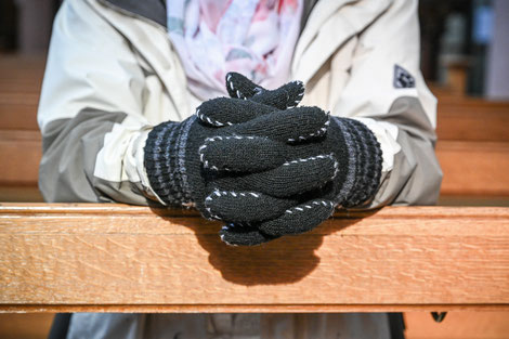 Helfen auch, Energie zu sparen: warme Handschuhe. Foto:Harald Oppitz / KNA-Bild