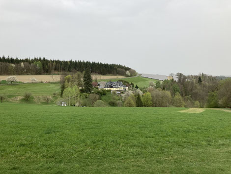 Idyllisch mitten im Nirgendwo liegt das Haus Gries im Landkreis Kronach. Hier werden kontemplative Exerzitien angeboten. Foto: Benjamin Kemmer