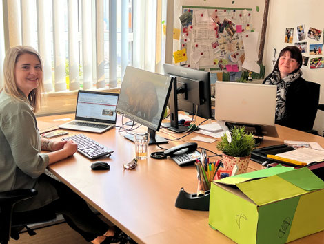 Ohne Büroarbeit geht es nicht. Jenny Winterhalder (links) und Nicole Freund (rechts) sitzen vor ihren Computern. Foto: Christoph Gahlau