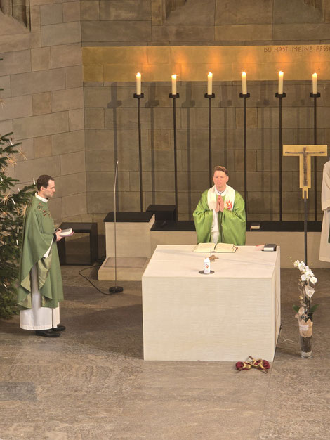 Den Gottesdienst, in dem um und für Berufungen gebetet wurde, zelebrierte Domvikar Tobias Löffler (rechts) gemeinsam mit Pfarrvikar Andreas Stahl. Foto: Andreas Kuschbert