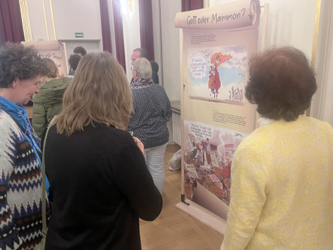 Die Karikaturen von Gerhard Mester begeisterten die Besucherinnen und Besucher der Vernissage im Bistumshaus St. Otto. Foto: Benjamin Kemmer