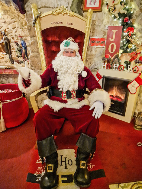 Issa Anis Kassissieh, diplomierter Weihnachtsmann und ehemaliger Basketball-Profi, in rotem Weihnachtsmann-Kostüm als Santa Claus im "Santa's House" am 14. Dezember 2023 in Jerusalem (Israel). Foto: Johannes Schidelko/KNA