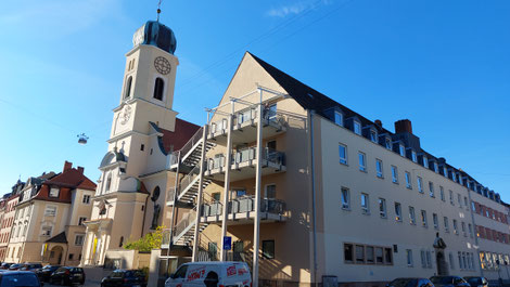 Das Senioren- und Pflegeheim St. Michael liegt unmittelbar neben der gleichnamigen katholischen Pfarrkirche im Nürnberger Nordwesten. Die gegenwärtig 51 Bewohnerinnen und Bewohner müssen sich eine neue Bleibe suchen. Foto: Bernd Buchner