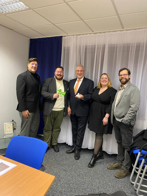 Zum Gespräch mit Bayerns Innenminister Joachim Herrmann (Mitte) trafen sich Diözesanjugendpfarrer Gerd Richard Neumeier (von links), die BDKJ-Diözesanvorsitzenden Andreas Hoppe Weick und Katharina Niedens und BDKJ-Landesvorsitzender Florian Hörlein. F: pr