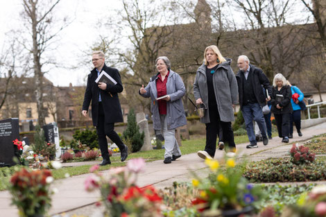 Gang über den Friedhof: Der Nürnberger Stadtdekan Andreas Lurz (links) leitete den Kurs für die Ehrenamtlichen und setzte während der Ausbildung bewusst auf praktische Lernformen. Foto: Dominik Schreiner (eob)