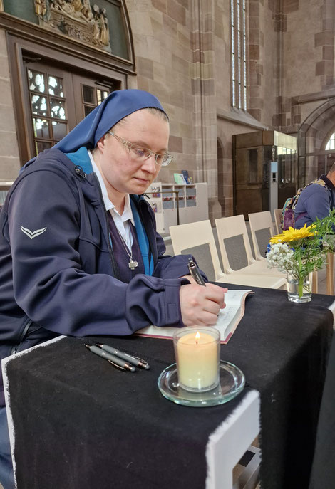 Paulusschwester Verena Godde schrieb ins Kondolenzbuch, das in der Nürnberger Frauenkirche aufliegt: „Danke für den Dienst in der Leitung der Kirche, für deine Menschlichkeit.“ Foto: Elke Pilkenroth