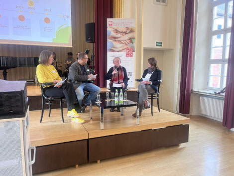 Gesprächsrunde zum Jubiläum 60 Jahre Erziehungsberatungsstelle: Sabine Mödl (von links), Ralf Postler, Elfriede Hohenadl-Bogner und Stephanie Greim. Foto: Benjamin Kemmer