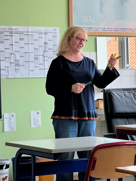 Almuth Quidenus unterrichtet an der Adolph-Kolping-Berufsschule in Bamberg als kirchliche Lehrkraft mit einem besonderen Förderbedarf. Foto: Christoph Gahlau