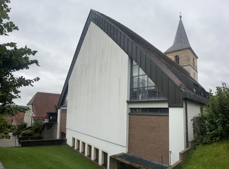Unterhalb der Kirche St. Markus ist der Pfarrsaal der Gemeinde gelegen. Im Hintergrund sieht man das Haus, das sowohl die Bücherei als auch einen Raum für den Seniorenclub beherbergt. Foto: Benjamin Kemmer