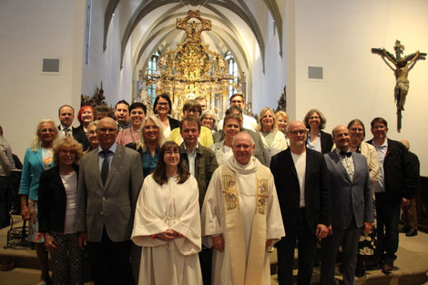 Ausbildungsleiterin Silke Weiser-Oberkofler und Domkapitular Martin Emge (vorne in liturgischer Kleidung) mit den neuen Gottesdienstbeauftragten. Foto: Christiane Dillig