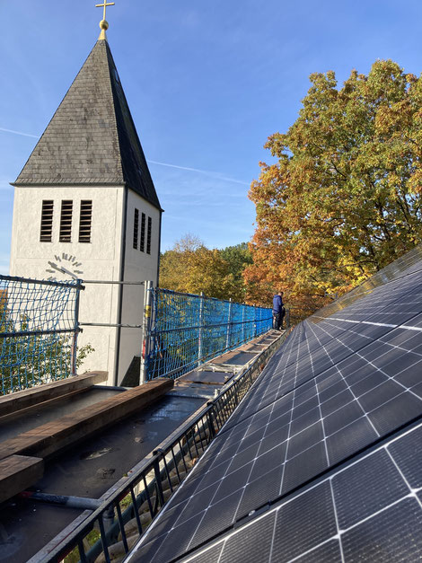 Insgesamt 76 Solarmodule sind nun auf dem Dach von St. Joseph in Wildensorg verbaut. Foto: Benjamin Kemmer