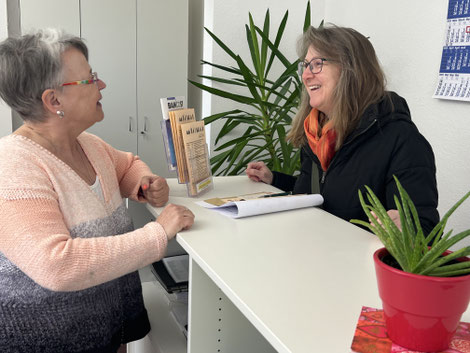 Pretra Kredel (links) ist für viele Fragen erste Ansprechpartnerin im Pfarrbüro. Auch aktive Mitglieder der Pfarrei, wie hier Christa Böhmer, schätzen ihr Engagement. Foto: Christoph Gahlau