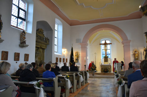 Ihre Ursprünge hat das Gotteshaus im 16. Jahrhundert. Nach der Innenrenovierung wirkt die Kreuzerhöhungskirche wieder hell und freundlich. Domkapitular Dr. Norbert Jung hielt die Festpredigt zur Wiedereröffnung. Foto: Brigitte Pich