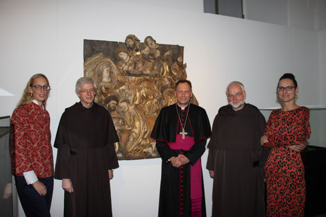 Die Geschichte der Karmeliten in Bamberg nahmen bei der Vernissage in den Blick (von links) ­Carola Marie Schmidt, Pater Klaus Rudolf Schenkelberger, Weihbischof Herwig Gössl, Prior Pater Klemens August Droste und Ludmilla Kvapilova-Klüsener. Foto: cid