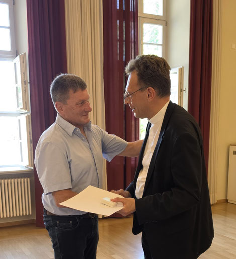 Erzbischof Herwig Gössl dankte Engelbert Rauh für dessen Einsatz in den vergangenen 40 Jahren in der katholischen Kirche und verabschiedete ihn in den wohlverdienten Ruhestand. Foto: Andreas Kuschbert