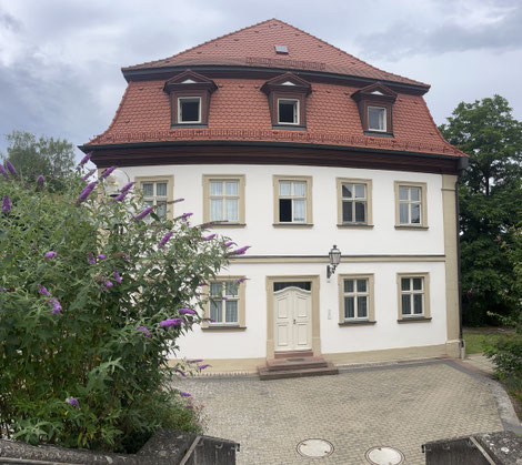Die betreute Wohngemeinschaft hat ihren Sitz mitten in Bischberg – direkt neben der Kirche St. Markus. Foto: Benjamin Kemmer