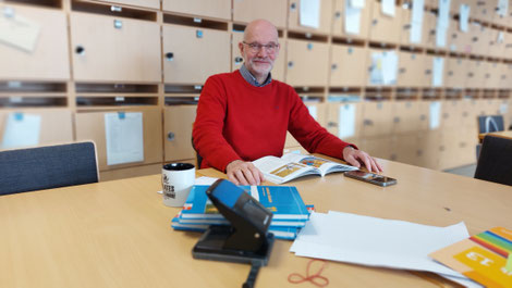 Die nächste Stunde wartet schon: Bernd Franze im Lehrerzimmer des Kaiser-Heinrich-Gymnasiums. Im Kollegium der Schule, die wegen ihrer humanistischen Ausrichtung einst als Eliteeinrichtung galt, ist der 60-Jährige inzwischen der Älteste. Foto: Buchner