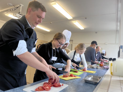 Vom Schulgarten über den Kochtopf direkt auf den Tisch. Bambergs Zweiter Bürgermeister Jonas Glüsenkamp (links) zeigte sich begeistert von den Rezepten aus dem „Gartenkost“-Kochbuch der Erlöserschule. Foto: Benjamin Kemmer