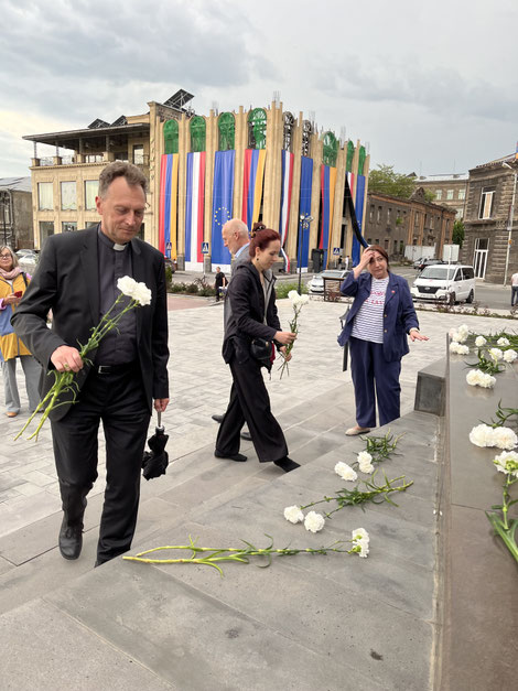 Am Erdbebenmahnmal in Gyumri setzt Erzbischof Herwig Gössl ein Zeichen des stillen Gedenkens an die Opfer des verheerenden Erdbebens von 1988. Foto: dbk