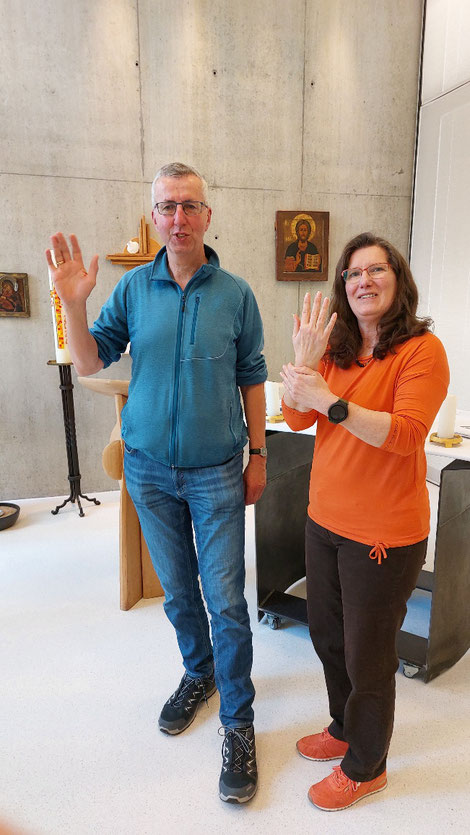 Abschied und Neubeginn in Gehörlosensprache: Johannes Kröner ist als Seelsorger für die Menschen mit Hörschädigung in den Ruhestand getreten, seine Aufgabe hat Manuela Cornet übernommen. Foto: Bernd Buchner