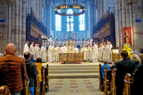 Bei einem Festgottesdienst im Bamberger Dom wurden vier Männer von Erzbischof Herwig Gössl zu Ständigen Diakonen im Erzbistum Bamberg geweiht. Foto: Pressestelle / Heinrich Kolb