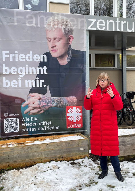 Eva-Maria Welskop-Deffaa, Präsidentin des Deutschen Caritasverbandes (DCV), steht am 22. Januar 2024 bei der Eröffnung der Caritas-Jahreskampagne zu Frieden und Versöhnung vor einem Familien-Zentrum in Leipzig. Foto: Karin Wollschläger, KNA