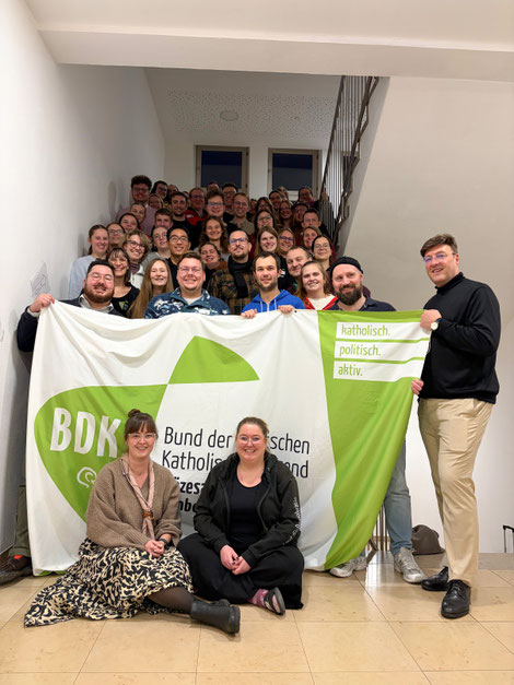 Die Teilnehmer der BDKJ-Diözesanversammlung zusammen mit (vorne von links) Sophie Brand, Katharina Niedens, Gerd Richard Neumeier sowie (zweite Reihe von links) Andreas Hoppe Weick, Sonja Biller, Kathrin Schmitt und Felix Martel. Foto: BDKJ