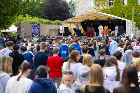 Diözesanjugendpfarrer Gerd Richard Neumeier und Erzbischof Herwig Gössl zelebrierten die Andacht am Nachmittag des Festivals. Foto: Dominik Schreiner
