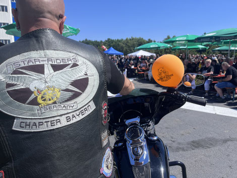 Nach der Fahrt versammelten sich die Biker auf dem Gelände zwischen Klinikum und Kinderhospiz zum gemütlichen Beisammensein. Foto: Benjamin Kemmer