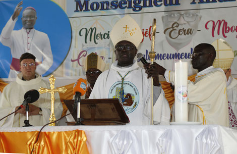 Bischof Andrè Guèye feierte einen bewegenden Abschiedsgottesdienst in Thiès mit 5000 Besuchern. Domvikar Gerd Richard Neumeier (hinten links) vertrat die Erzdiözese Bamberg. Foto: Michael Kleiner