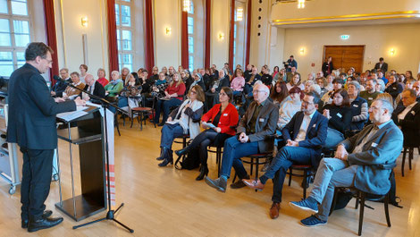 Den einleitenden Impulsvortrag bei der Caritas-Fachtagung hielt Erzbischof Herwig Gössl (links). Er verwies auf eine demnächst zu erwartende Handreichung der Deutschen Bischofskonferenz zum Thema. Foto: Bernd Buchner