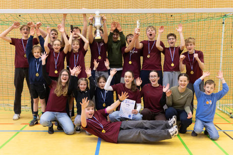 In der Altersklasse der Junioren sicherte sich die Mannschaft aus Maria Heimsuchung Bubenreuth den ersten Platz durch einen 2:0-Sieg im Finale. Entsprechend groß war der Jubel bei der Siegerehrung. Foto: Dominik Schreiner
