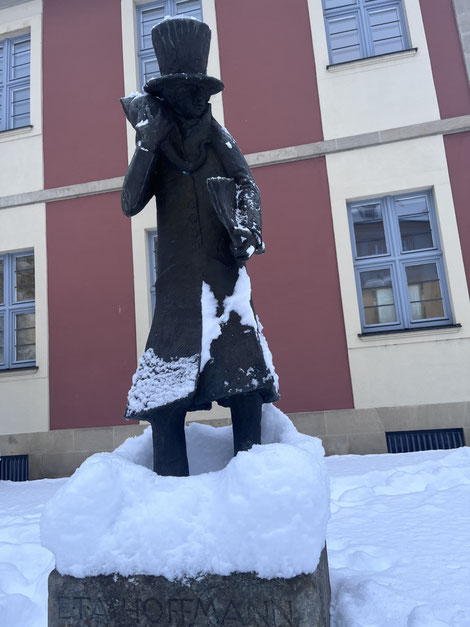 E.T.A. Hoffmann läuft einem in Bamberg oft über den Weg – wie hier als Statue mit Kater Murr auf dem nach ihm benannten Platz. Foto: Benjamin Kemmer