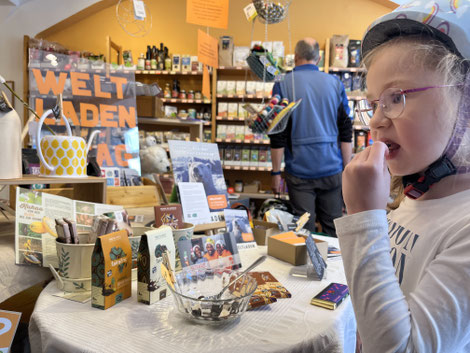 Beim Weltladentag in Bamberg durfte leckere Fair-Trade-Schokolade gekostet werden. Foto: Benjamin Kemmer