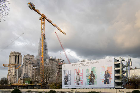Gerüste und Baukräne um die Kathedrale Notre-Dame in Paris (Frankreich) am 29. November 2023. Foto: Corinne Simon/KNA