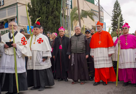 Pfarrer Reinhold Seidl (links) im vergangenen Jahr bei der Palmsonntagsprozession in Jerusalem. Zu den Teilnehmern gehörte auch der Lateinische Patriarch von Jerusalem, Kardinal Pierbattista Pizzaballa (2. von rechts). Foto: privat
