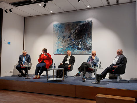 Diskutierten zum Abschluss des Studientags auf dem CPH-Podium über das Diakonat: Matthias Reményi (von links), Ute Zeilmann, Erzbischof Ludwig Schick, Max-Josef Schuster und Ottmar Fuchs.                Foto: buc