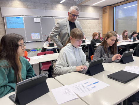 Gemeinsam mit Thomas Spindler machten sich die Schülerinnen auf die Suche nach Wissenswertem zu Willy Lessing. Foto: Benjamin Kemmer