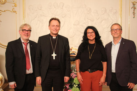 Mit der Preisträgerin Maria Döring (2.von rechts) freuten sich (von links) Norbert Jungkunz von der Arbeitnehmerpastoral, Erzbischof Herwig Gössl und Betriebsseelsorger Martin Plentinger. Foto: Christiane Dillig 